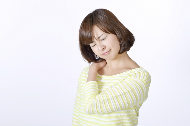 肩こりに悩む女性写真
